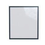 Image sur fond blanc de une fenêtre avec menuiserie en aluminium vue de devant